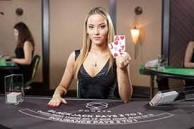 Permainan Roulette dengan visualisasi roda yang jelas Layar Roulette SA Gaming menampilkan roda dan papan taruhan